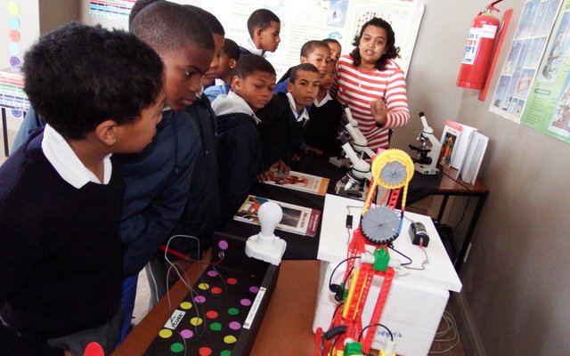 Naiela Korkie met haar groep leerders by een van die uitstallings